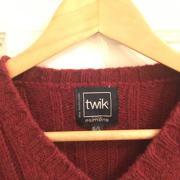 Red sweater - Picture 2 of 3